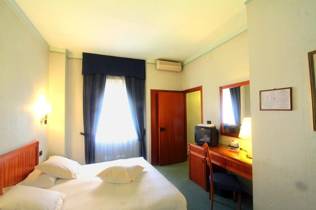 Hotel De Paris Terni Esterno foto