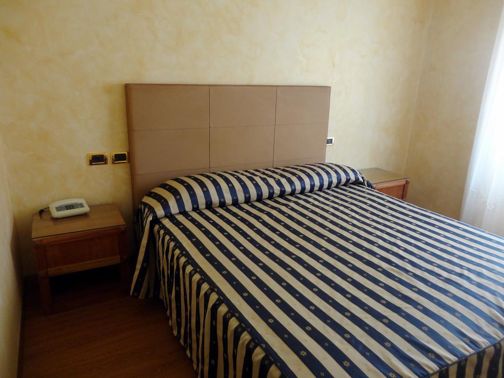 Hotel De Paris Terni Esterno foto